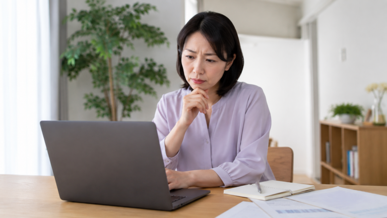 婚約者疑う女性
